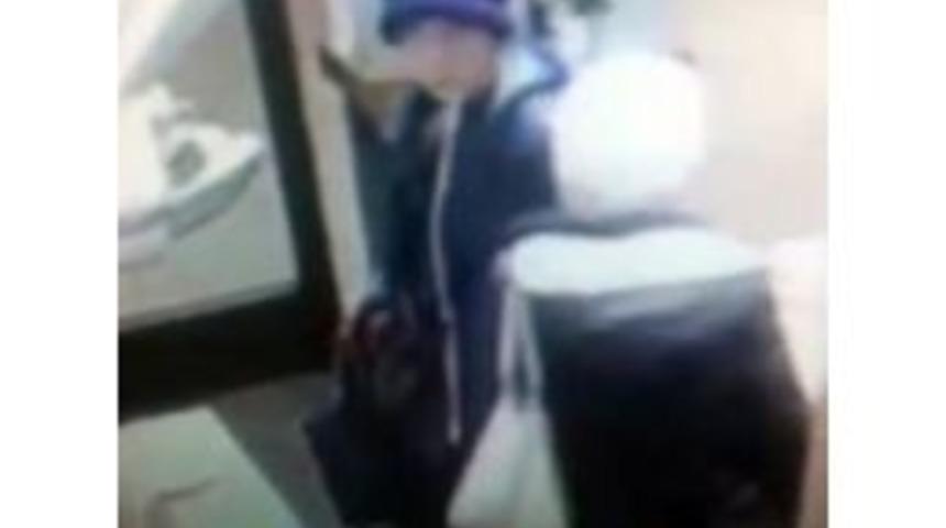 (&ouml;zel Haber) Kadın Hırsızlar Kaşla G&ouml;z Arasında &Ccedil;antayı B&ouml;yle &Ccedil;aldı