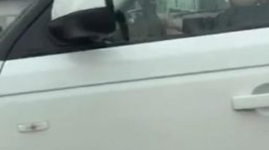 L&uuml;ks Aracın Direksiyonundaki Emzikli &Ccedil;ocuk Şok Etti