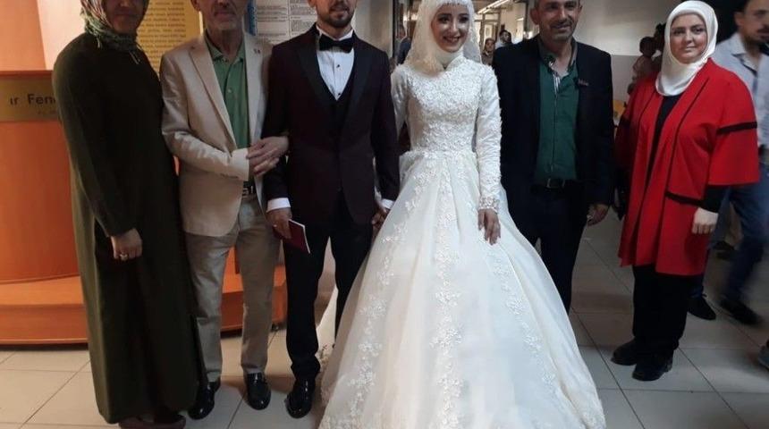 Oy Kullanmaya Gelinlik Ve Damatlıkla Geldiler