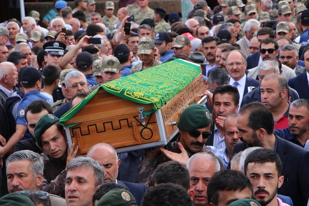 Şehit &Ouml;zel Harekat Polisi Bayram &Ccedil;i&ccedil;ek'in babaannesinin tabunu &ouml;zel harekat polisleri taşıdı