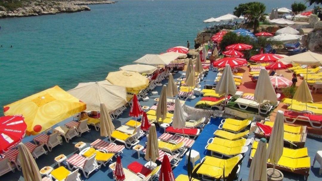 Se&ccedil;im Nedeniyle Mersin&rsquo;de Sahiller Boşaldı