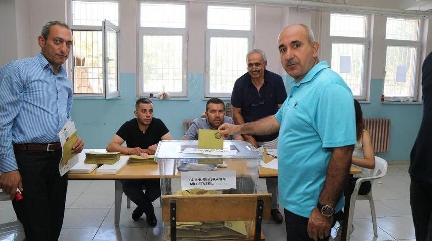 Başkan Kara Eşi İle Birlikte Oyunu Kullandı