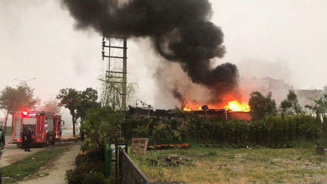 K&uuml;l Olan &Ccedil;i&ccedil;eklerin Arasından Yangını S&ouml;nd&uuml;rd&uuml;ler