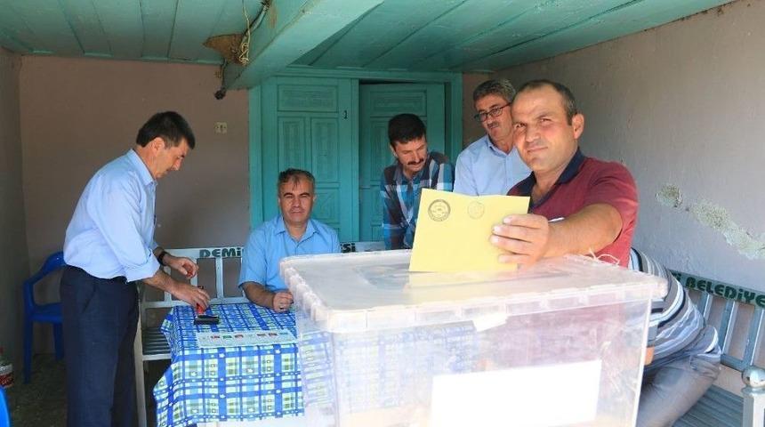 12 Seçmenli Mahallede Sandık Kapandı