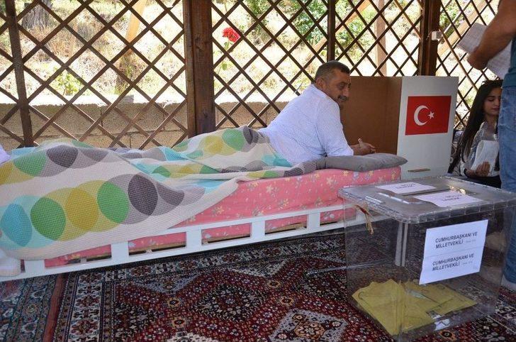 Yüksekova’da Yatalak Ve Engelliler Seyyar Sandıkta Oy Kullandı G1