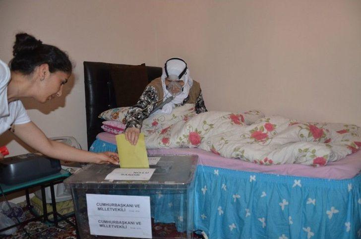 Yüksekova’da Yatalak Ve Engelliler Seyyar Sandıkta Oy Kullandı G3
