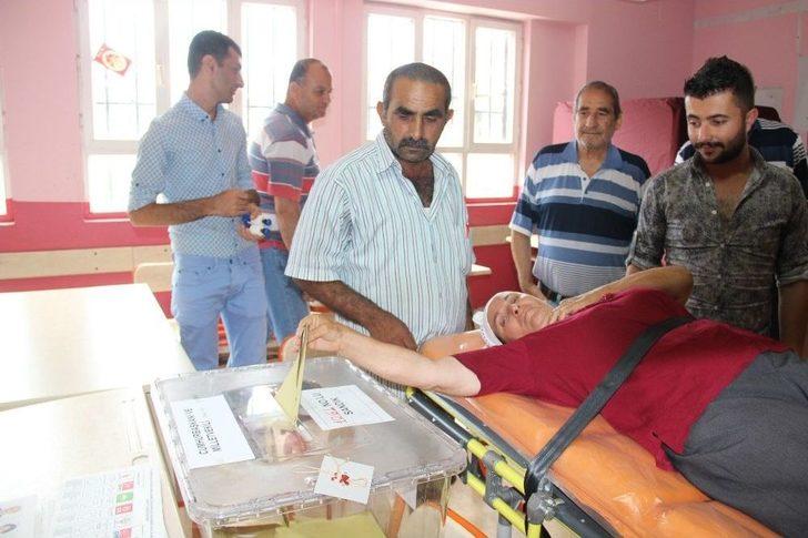 Oy Kullanmaya Sedye İle Gitti G1