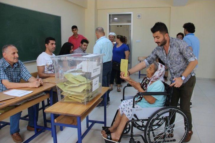 Oy Kullanmaya Sedye İle Gitti G5