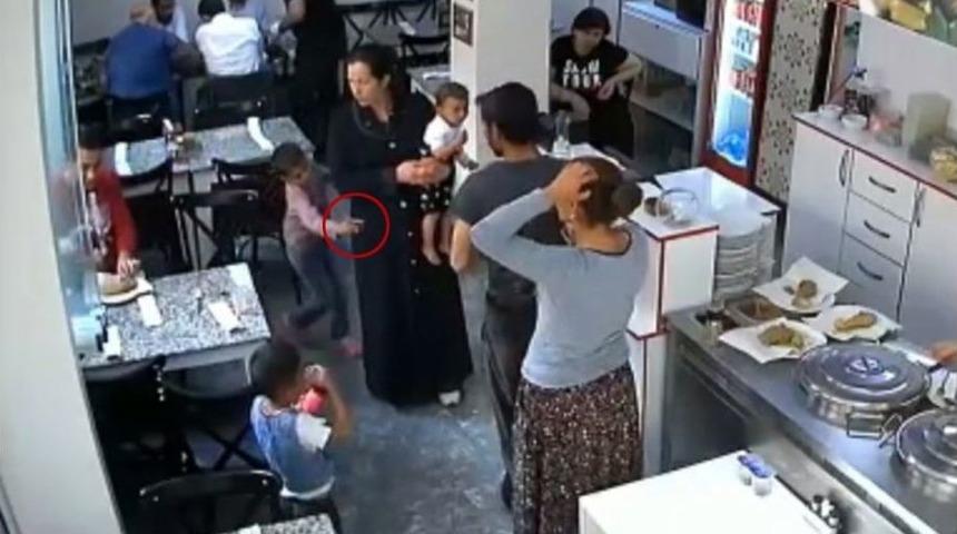 (&ouml;zel) &Ccedil;ocuğuna Hırsızlık Yaptıran Vicdansız Anne Kamerada