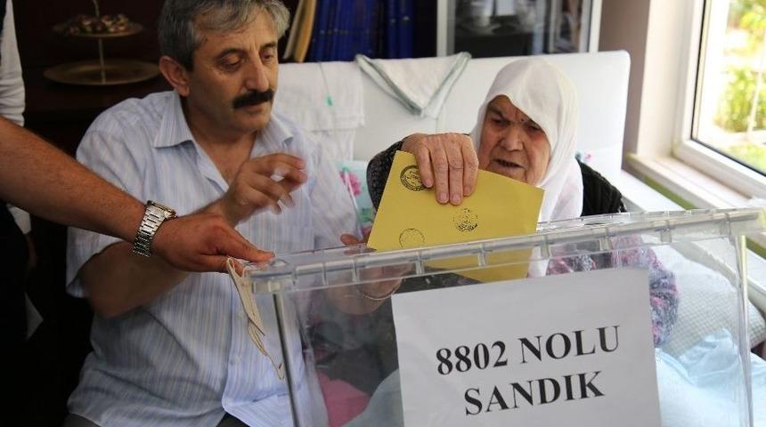 91 Yaşındaki Zeynep Ve Fatma Nine Seyyar Sandıkta Oy Kullandı