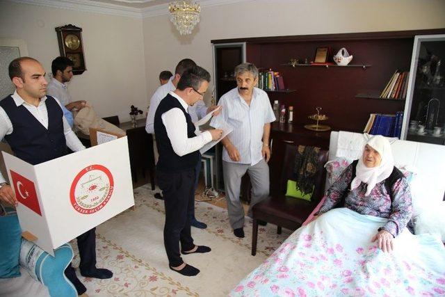 91 Yaşındaki Zeynep Ve Fatma Nine Seyyar Sandıkta Oy Kullandı