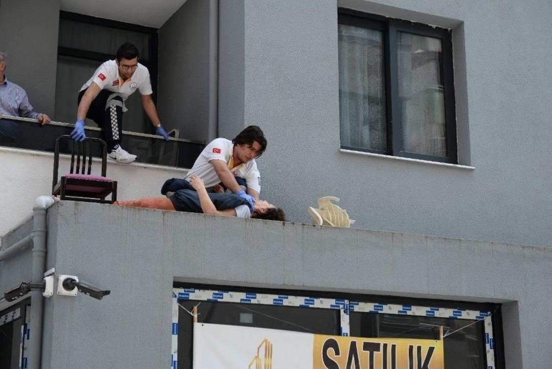 Bastığı Sandalye Kırıldı &Ouml;l&uuml;mden D&ouml;nd&uuml;