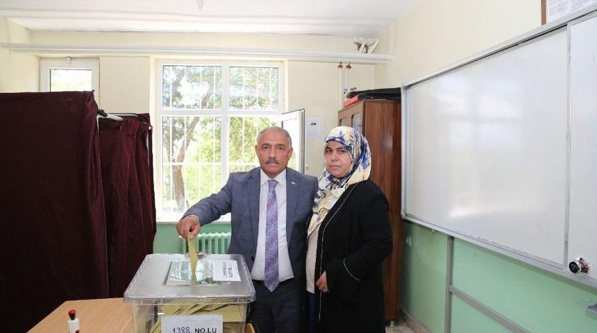 Niğde Belediye Başkanı Rifat &Ouml;zkan Oyunu Kullandı