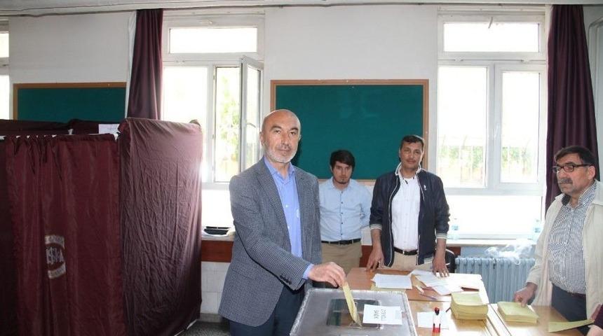 Ak Parti Konya İl Başkanı Hasan Angı Oyunu Kullandı