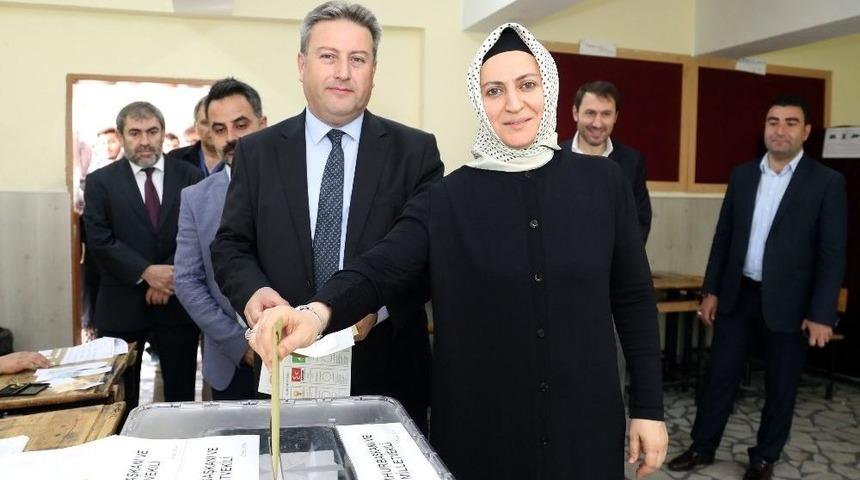 Başkan Palancıoğlu Oyunu Eşi Ve Partililerle Kullandı