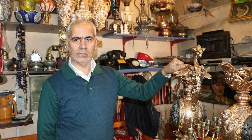 Varını Yoğunu Antika Eşyalara Yatırdı