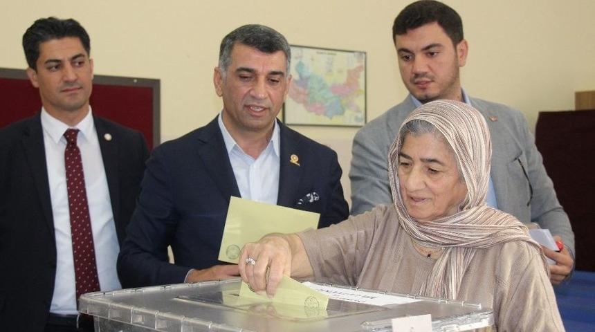 Milletvekili Erol, Oyunu Annesiyle Birlikte Kullandı