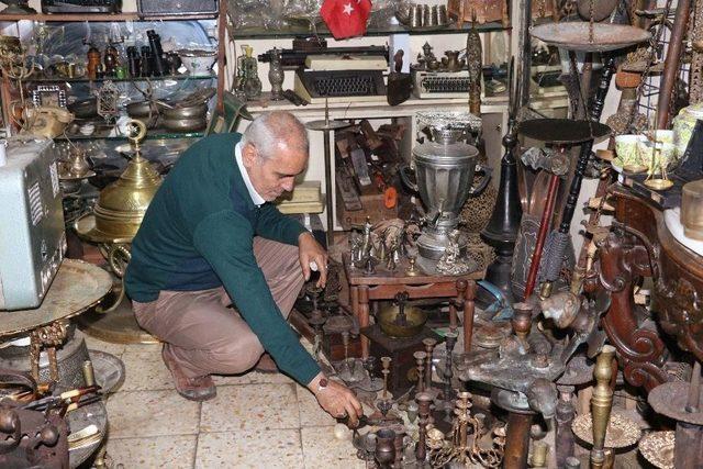 Varını Yoğunu Antika Eşyalara Yatırdı