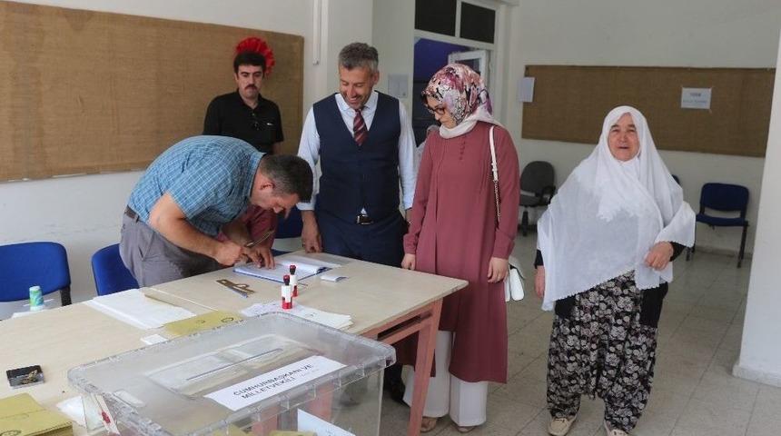 Başkan G&uuml;ler, Annesi Ve Eşiyle Birlikte Oy Kullandı