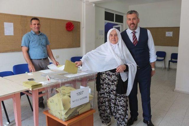 Başkan Güler, Annesi Ve Eşiyle Birlikte Oy Kullandı