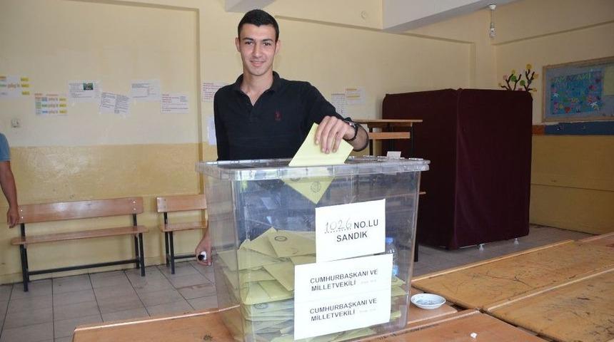 Iğdır&rsquo;da Yaşlı Kadın Tekerlekli Sandalyede Oy Kullanmaya Geldi