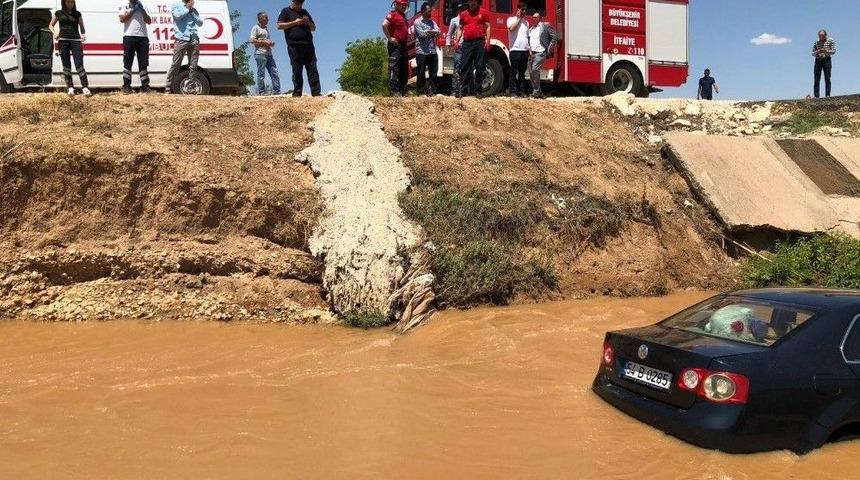 Şanlıurfa&rsquo;da Otomobil Kanala Devrildi: 5 Yaralı
