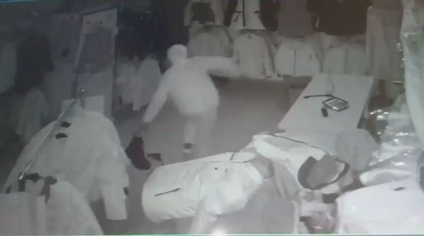 Giysi Hırsızı G&uuml;venlik Kamerasına Yakalandı