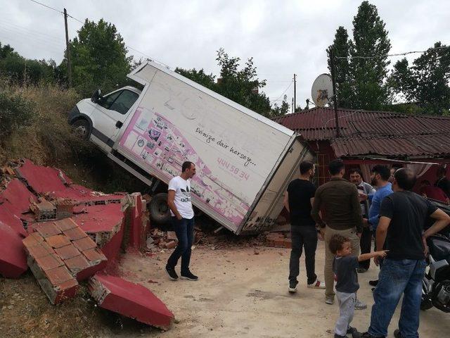 Freni Boşalan Park Halindeki Kamyonet Eve Çarptı