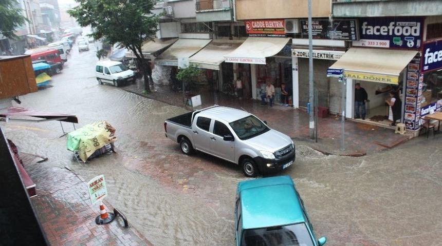 &Uuml;nye&rsquo;de Sağanak Yağış Vatandaşlara Zor Anlar Yaşattı