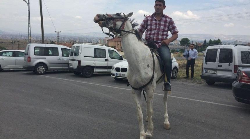 Oy Kullanmaya At &Uuml;zerinde Geldi