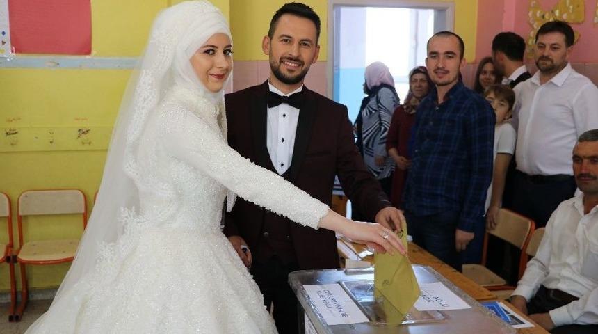 Gelinliğiyle Oyunu Kullandı