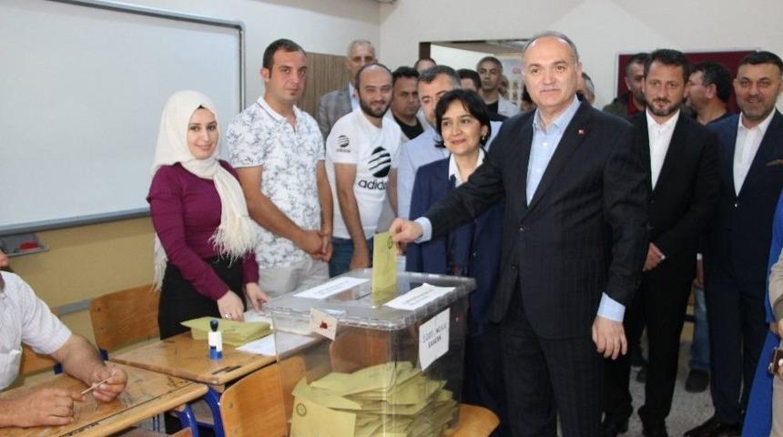 Bakan Özlü, Oyunu Düzce’de Kullandı