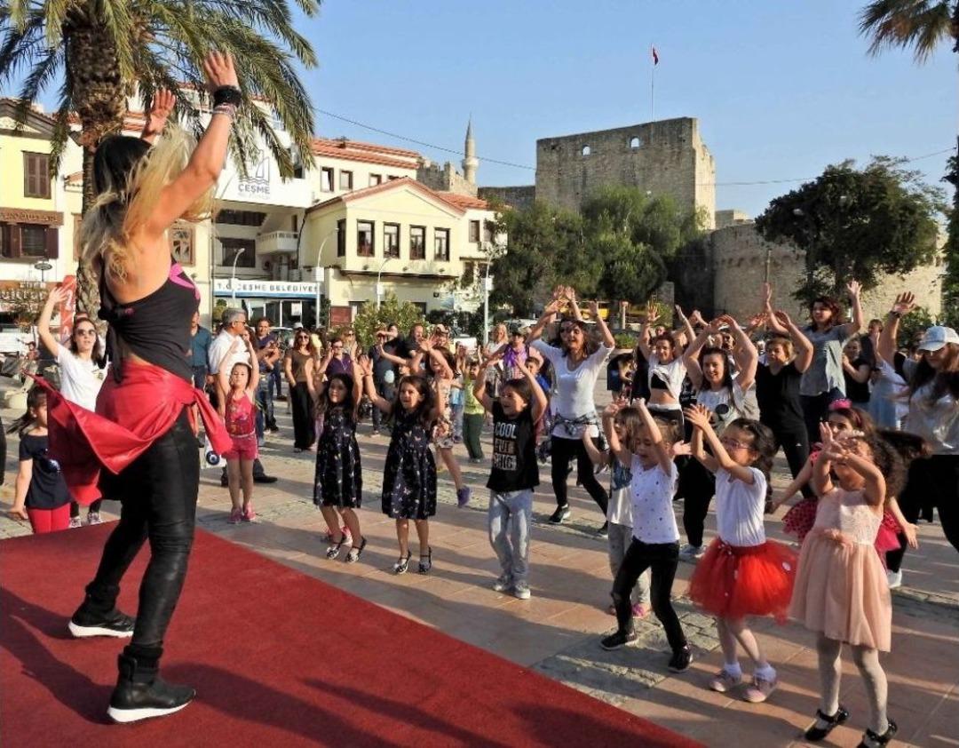 &Ccedil;eşme&rsquo;de D&uuml;nya Dans G&uuml;n&uuml;&rsquo;ne Zumbalı Kutlama