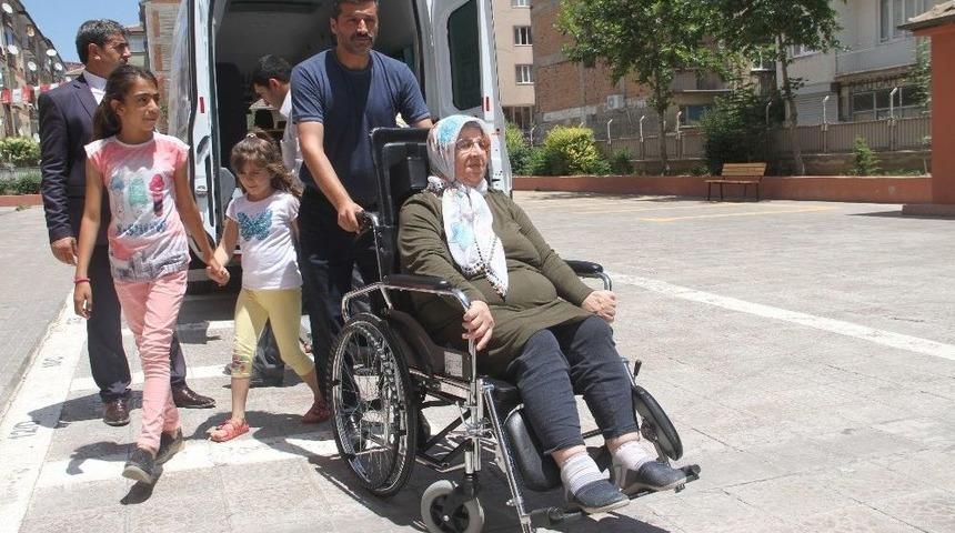 Engelliler Ve Hastalar Da Ekipler Tarafından Taşınarak Oylarını Kullandı