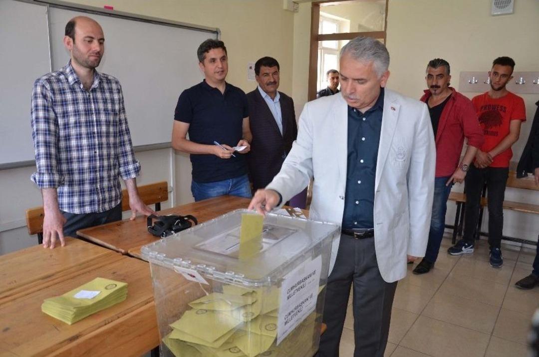 Muş Valisi Aziz Yıldırım Oyunu Kullandı