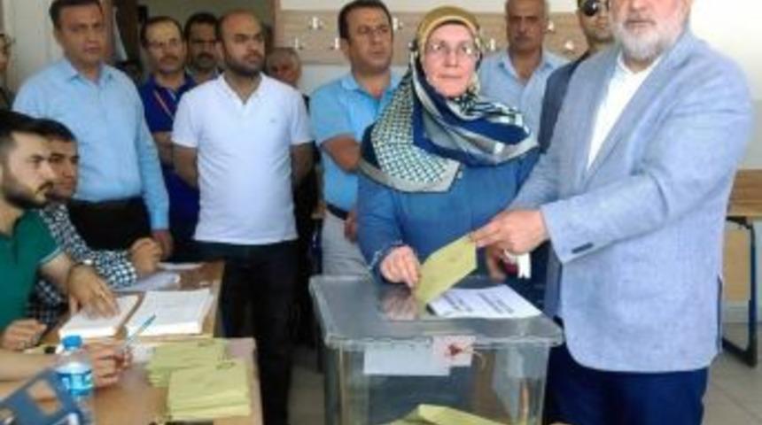 Ak Parti 1. Sıra Van Milletvekili Adayı G&uuml;la&ccedil;ar Oyunu Kullandı