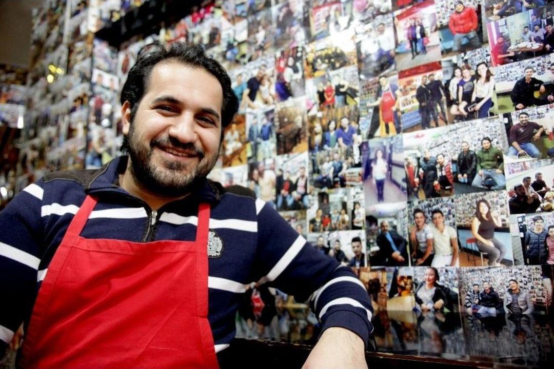 M&uuml;şterilerinin Fotoğrafını Duvara Asıyor, &Ouml;ğrencilere Saatliği 1 Dolara İş İmkanı Sağlıyor