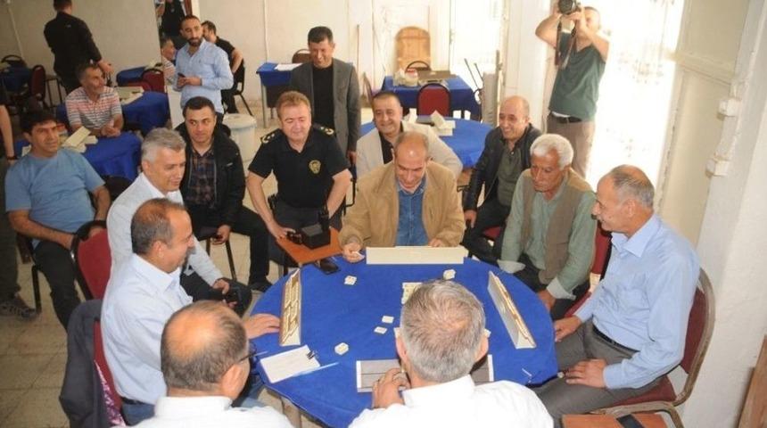 Cizre Belediyesi Kıraathanelerde K&uuml;t&uuml;phane K&ouml;şesi Oluşturuyor