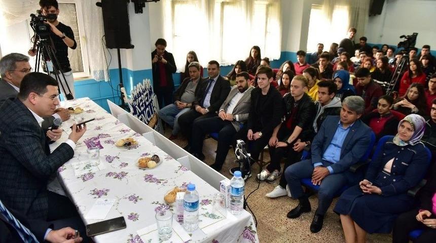 T&uuml;t&uuml;nc&uuml;, &Ouml;ğrencilerin Ulaşım Sorunun Canlı Yayınla Aktardı