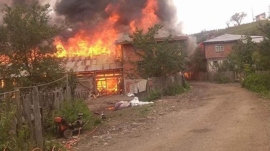 Kastamonu’da Halen Devam Eden Yangında Üç Ev Küle Döndü