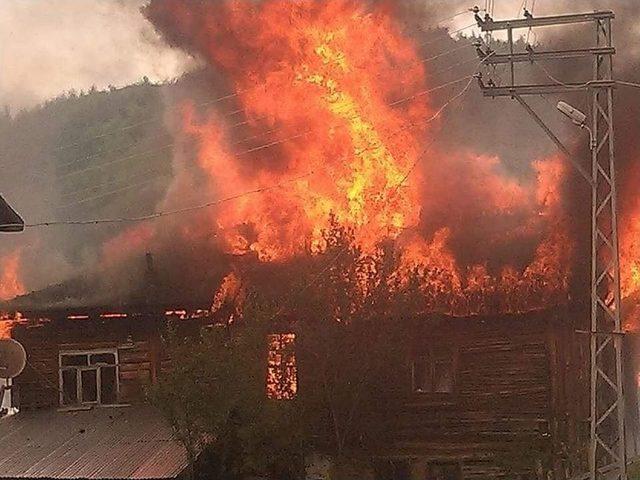 Kastamonu’da Halen Devam Eden Yangında Üç Ev Küle Döndü