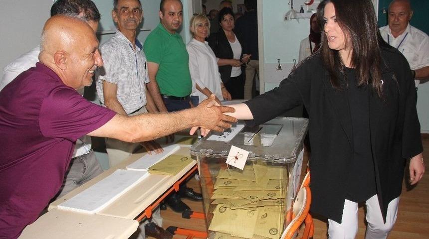 Bakan Sarıeroğlu Oyunu Adana’da Kullandı