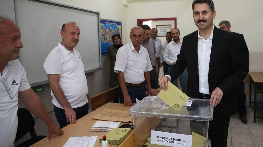 Başkan Eroğlu, 1237 Nolu Sandıkta Oy Kullandı