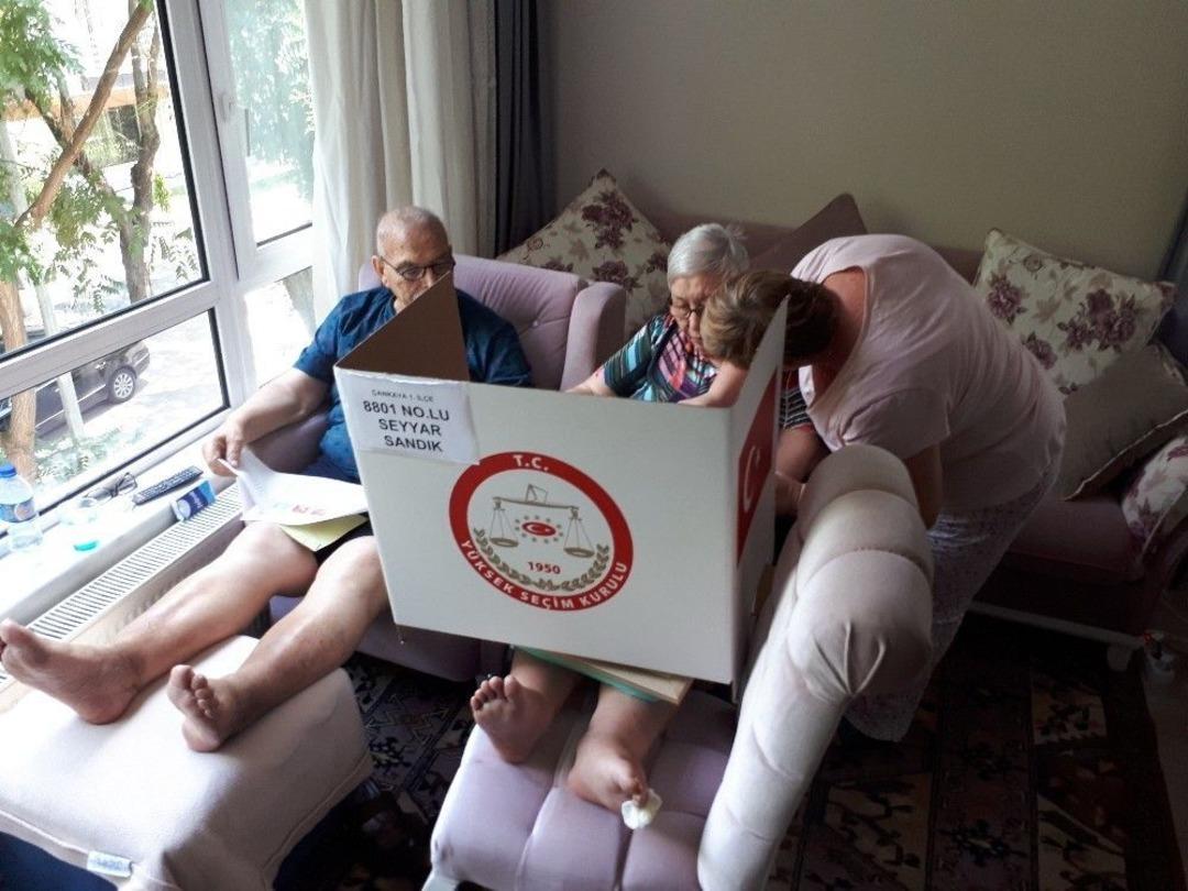 Tam 26 Yıl Sonra &lsquo;seyyar Sandık&rsquo; Sayesinde Oy Kullandı