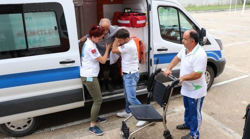 Diyaliz Hastası 80 Yaşındaki Yaşlı Adam Oy Kullanmaya Ambulansla Geldi