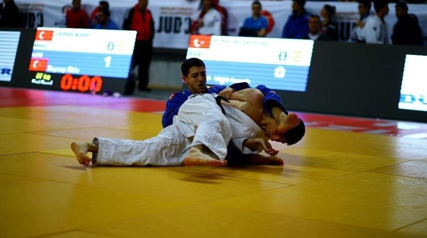 Gen&ccedil;ler Judo Şampiyonası&rsquo;nın İlk G&uuml;nde Dereceye Girenler Belli Oldu