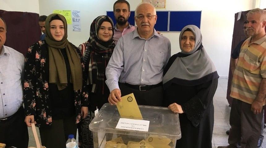 Milletvekili Mehmet Erdoğan Sandığa Eşi Ve &Ccedil;ocukları İle Birlikte Gitti