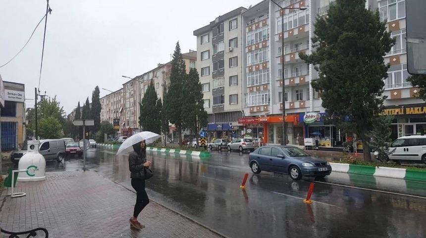 Seçim Günü Sağanak Yağış Seçmene Zor Anlar Yaşattı