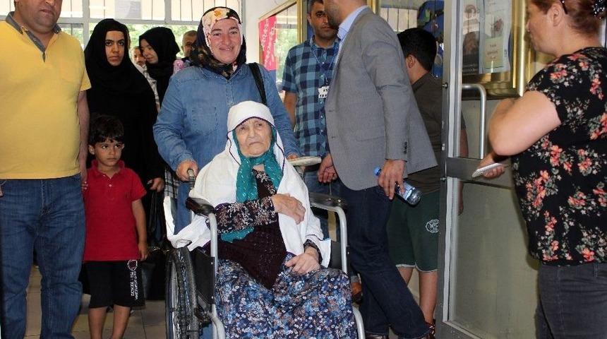 (özel Haber) 108 Yaşındaki Asiye Nine Oyunu Kullandı