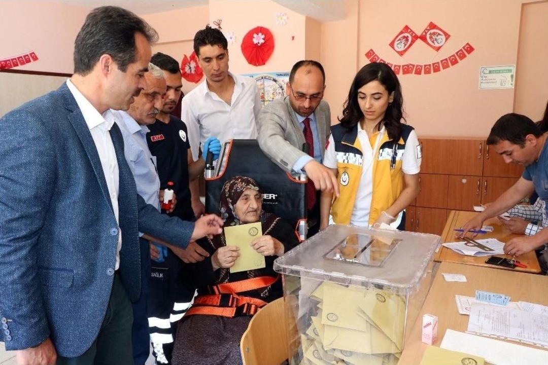 83 Yaşında Sedye &Uuml;zerinde Oy Kullandı